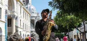 Luis Bonoso es un saxofonista guayaquile&ntilde;o de 30 a&ntilde;os. Guarda un amplio repertorio de pistas en su celular, el cual conecta a un parlante port&aacute;til.