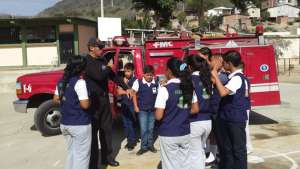 Los menores realizaron diversas preguntas a los miembros del Cuerpo de Bomberos de Montecristi. Foto: Anthony Alonzo / Club de periodismo