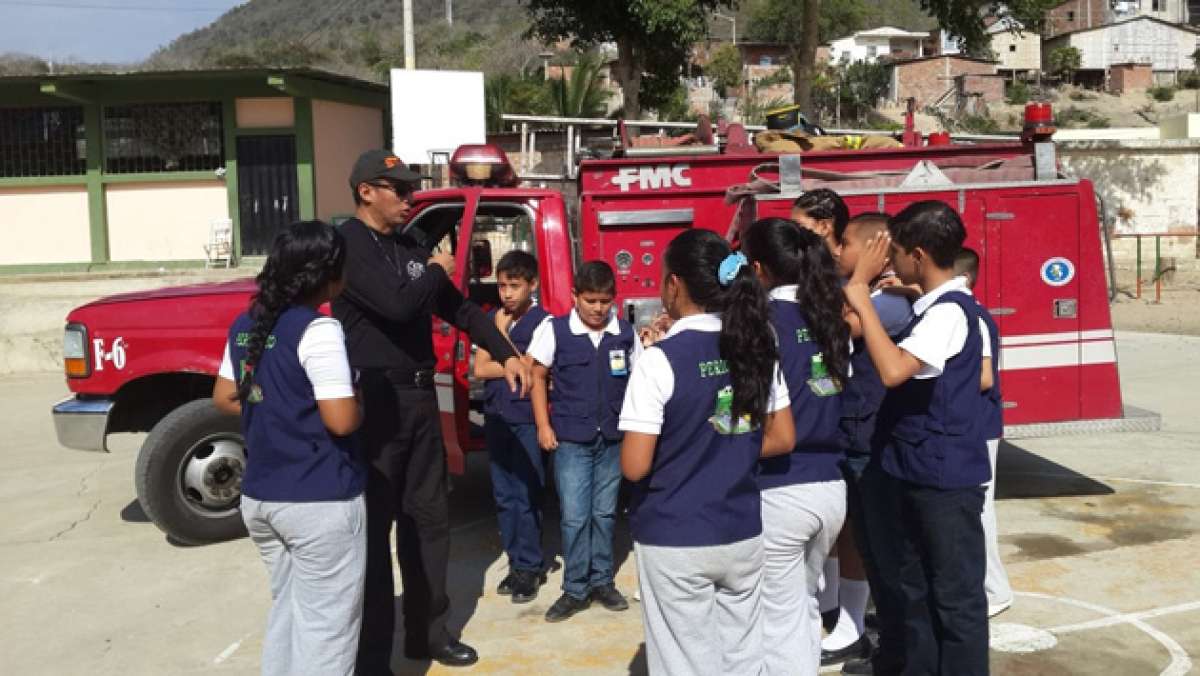 Los menores realizaron diversas preguntas a los miembros del Cuerpo de Bomberos de Montecristi. Foto: Anthony Alonzo / Club de periodismo
