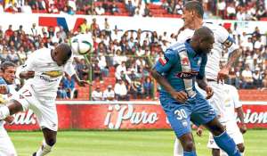 El delantero de Liga de Quito Narciso Mina (izq.) cabecea el bal&oacute;n ante la marca del volante de Emelec Osbaldo Lastra (der.) ayer en el estadio Casa Blanca. Foto: Cortes&iacute;a Andes