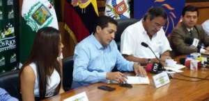 Los prefectos de Los R&iacute;os, Marco Troya, y del Guayas, Jimmy Jairala, firmaron la resoluci&oacute;n hoy en las instalaciones del Gobierno Provincial fluminense. FOTO: Tomado de Twitter 