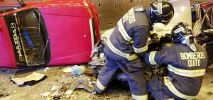 Elementos del Cuerpo de Bomberos de Quito auxiliaron a las victimas de un choque ocurrido en el sector de San Carlos, norte de la capital.