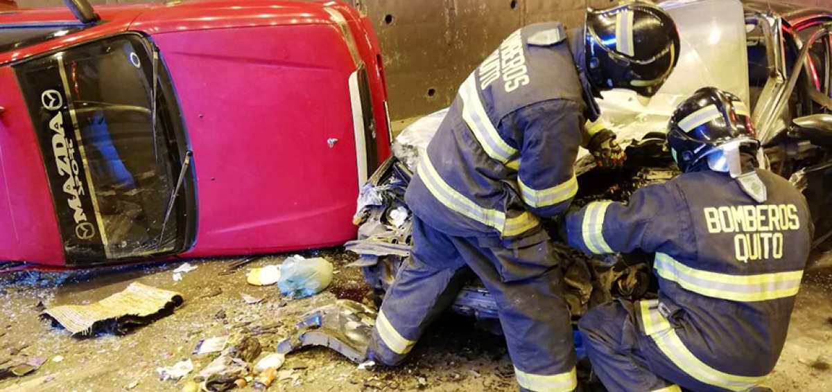 Elementos del Cuerpo de Bomberos de Quito auxiliaron a las victimas de un choque ocurrido en el sector de San Carlos, norte de la capital.