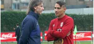 Gareca opt&oacute; por los j&oacute;venes futbolistas que hicieron un buen papel en la Copa Am&eacute;rica 2015; el &uacute;nico 'vieja guardia' que cit&oacute; fue Paolo Guerrero (d).
