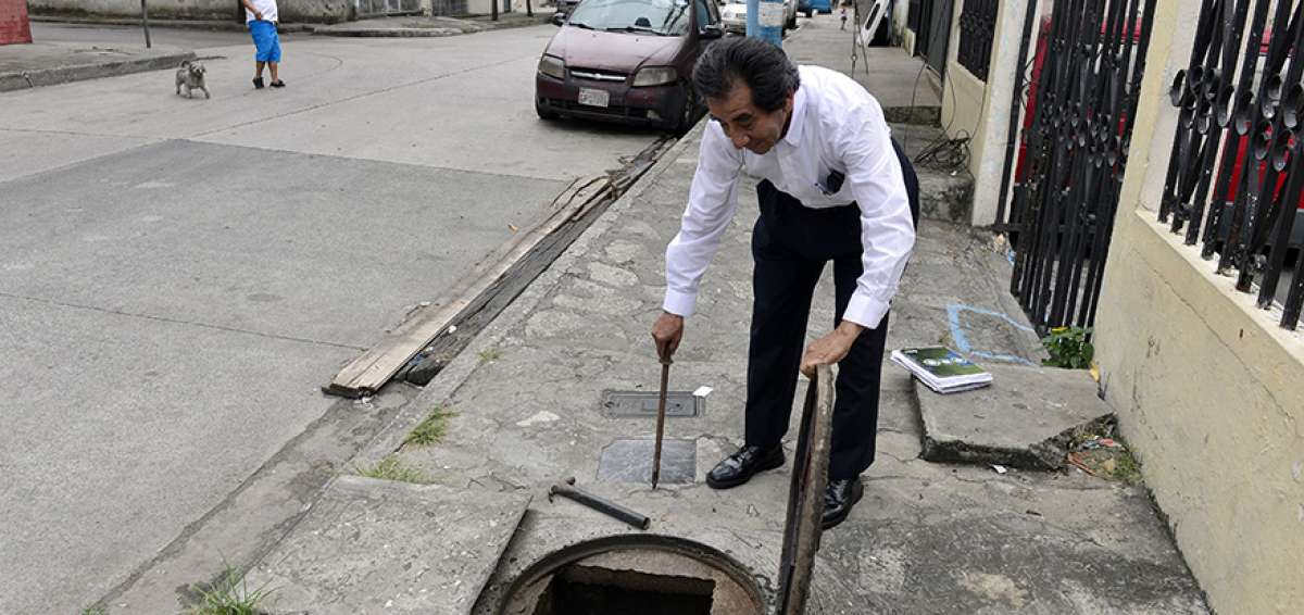 Jon&aacute;s Pincay, habitante del sector, se&ntilde;ala la caja para alcantarillado  colocada por Interagua, pero que no est&aacute; conectada a la red del servicio.