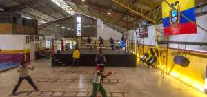 Los escogidos ensayan en el legendario gimnasio de La Tola desde el 14 de este mes, luego de cumplir un concentrado en Caracas. Cristina Isabel Porozo Mina (verde), de 29 a&ntilde;os de edad, apunta a la grada uno del podio.
