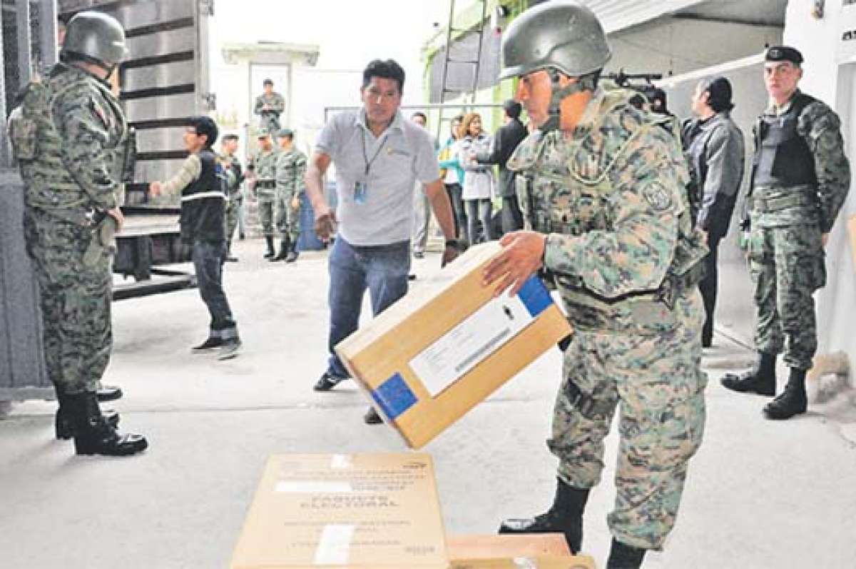 Ayer en la ma&ntilde;ana, desde Quito, sali&oacute; del Instituto Geogr&aacute;fico Militar el material que se utilizar&aacute; en las elecciones. Foto: Cortes&iacute;a