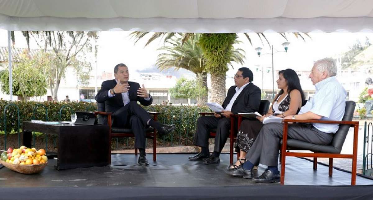 El presidente Rafael Correa durante una entrevista con medios de comunicaci&oacute;n en Pimampiro, Imbabura. Foto: Presidencia 