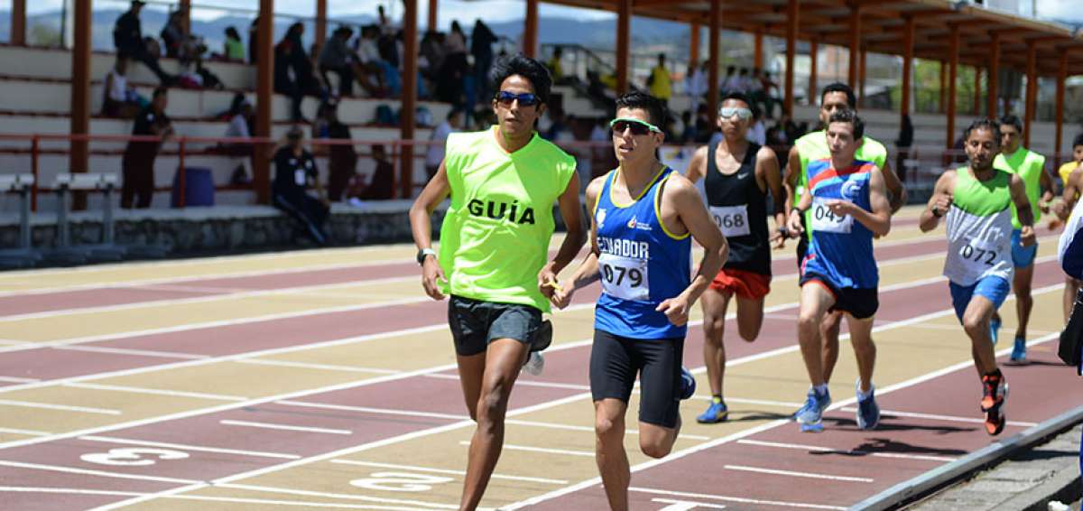 Darwin Castro (079) tuvo ayer la ayuda de Diego Ar&eacute;valo (de verde) durante la prueba de los 5.000 metros. La competencia se realiz&oacute; en la pista Jefferson P&eacute;rez de Cuenca.