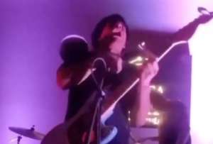 Un cantante en Per&uacute; sufri&oacute; una descarga el&eacute;ctrica en pleno concierto.