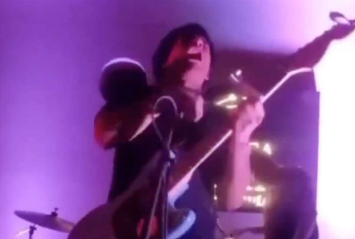 Un cantante en Per&uacute; sufri&oacute; una descarga el&eacute;ctrica en pleno concierto.