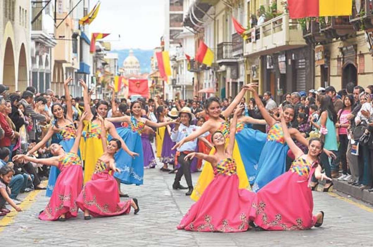 Las estudiantes del Conservatorio Jos&eacute; Mar&iacute;a Rodr&iacute;guez, de Cuenca, tambi&eacute;n participaron en el desfile con una danza en la que resaltaron los movimientos de la &lsquo;chola cuencana&rsquo;.  Foto: Jos&eacute; Luis LLivisaca│El Tel&eacute;grafo