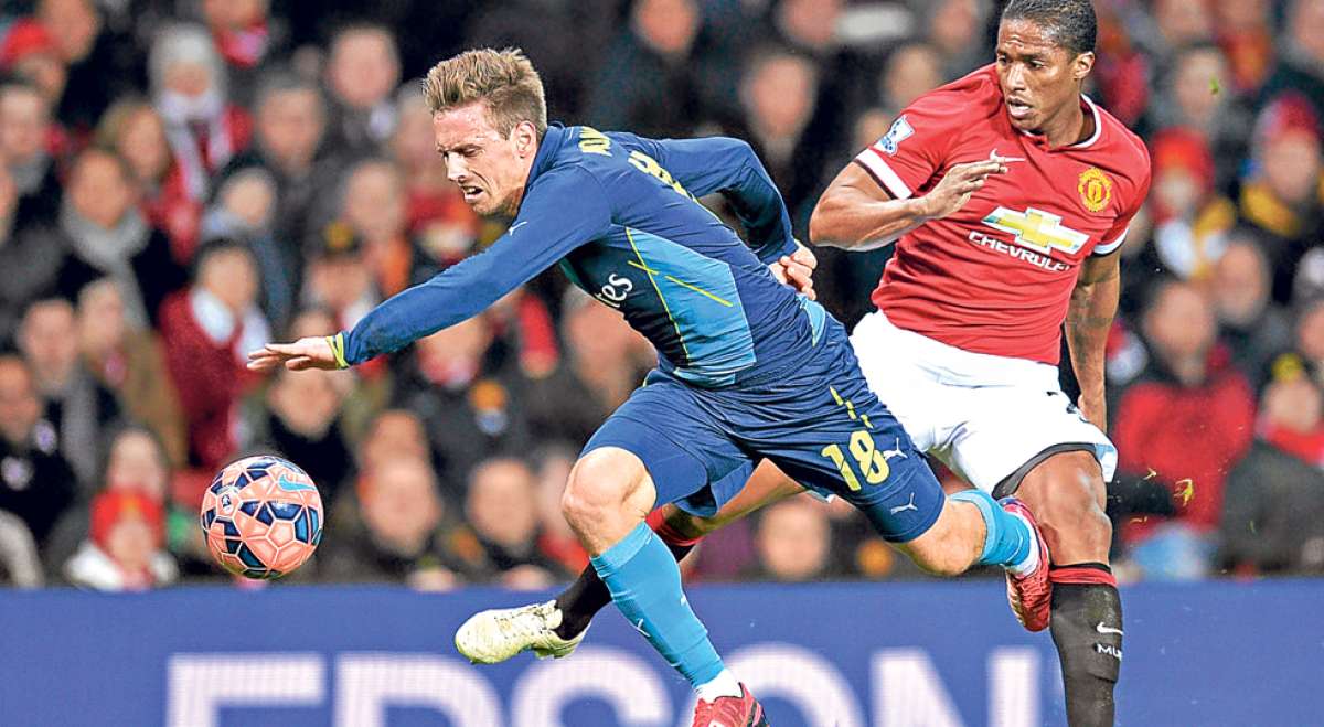 El ecuatoriano Antonio Valencia (der.) disputa el bal&oacute;n con el defensa del Arsenal, el espa&ntilde;ol Nacho Monreal, durante el juego en Old Trafford. Foto: AFP