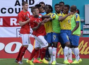 Jack Wilshere, jugador del Arsenal se molest&oacute; por la acci&oacute;n de Valencia sobre su compa&ntilde;ero de selecci&oacute;n. Foto: APF