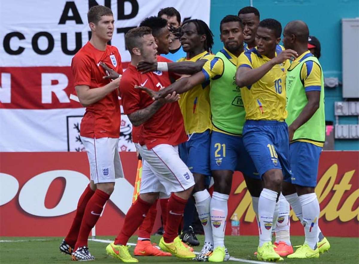 Jack Wilshere, jugador del Arsenal se molest&oacute; por la acci&oacute;n de Valencia sobre su compa&ntilde;ero de selecci&oacute;n. Foto: APF