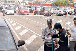 El n&uacute;mero de automotores que iba a ser sometido a revisi&oacute;n de la CTE en Dur&aacute;n aument&oacute; ayer. El mi&eacute;rcoles 31, a las 17:00, cierra el periodo de revisi&oacute;n de 2014.  Foto: Karly Torres / El Tel&eacute;grafo 