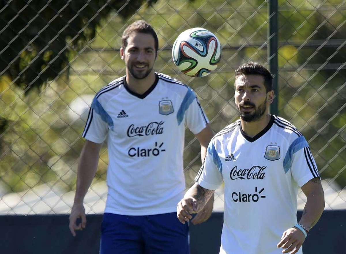 El bromista Ezequiel Lavezzi le toma la posta al &lsquo;Kun&rsquo; Ag&uuml;ero