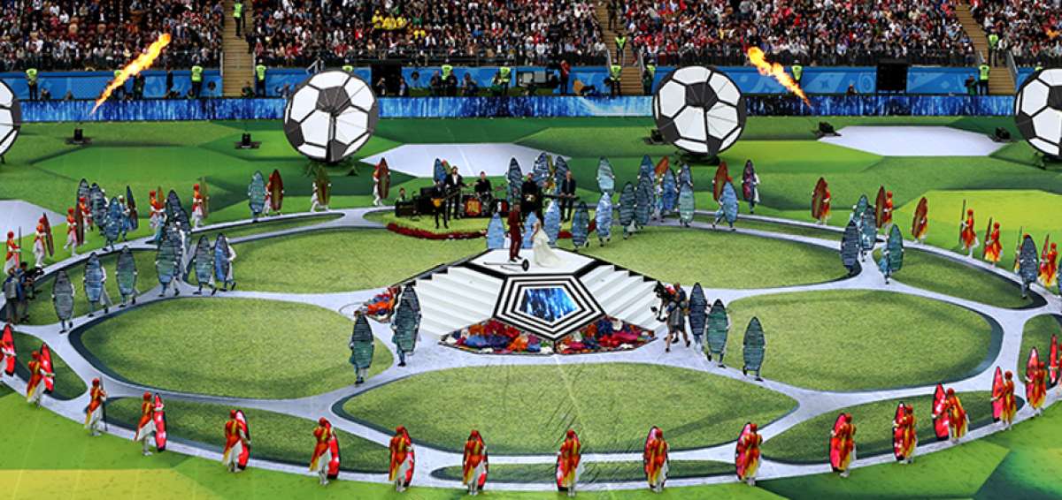Un grupo de bailarines realiza un n&uacute;mero en el estadio de Luzhniki.