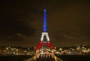 La torre Eiffel iluminada. 