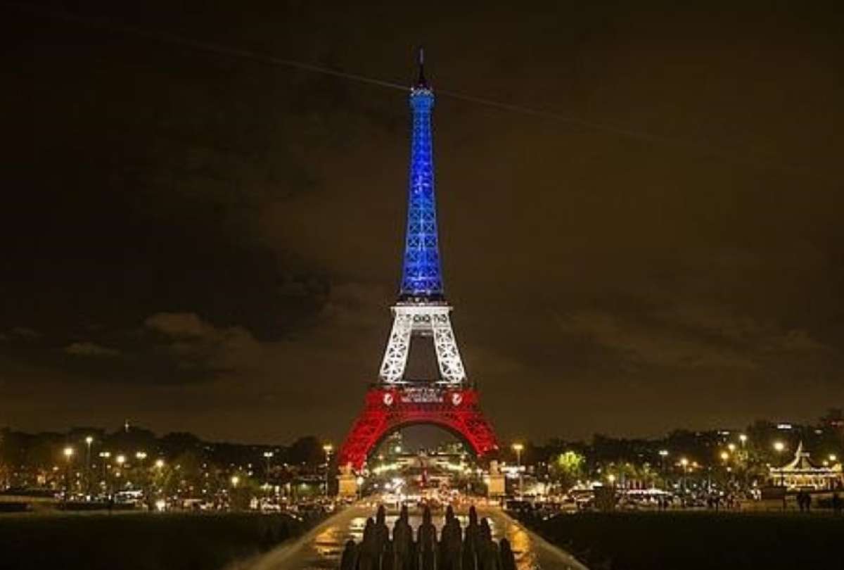 La torre Eiffel iluminada. 