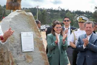 Autoridades colocan la primera piedra del Parque Industrial de Azogues.