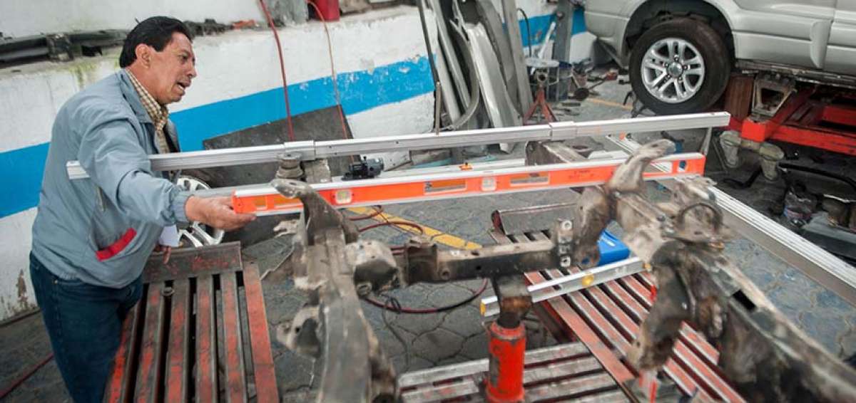 El ingeniero mec&aacute;nico Ramiro Vaca realiza un chequeo de alineaci&oacute;n de chasis con la ayuda de un sistema de medici&oacute;n que fue importado desde Europa. Con ese aparato se comprueba el encuadre