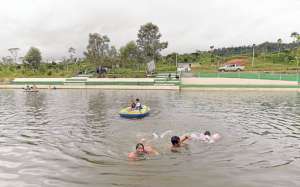 Un ba&ntilde;o refrescante en los diques es una pr&aacute;ctica cotidiana para decenas de turistas nacionales que arriban los fines de semana y los feriados a la capital de la provincia de Pastaza. FOTO: ROBERTO CHAVEZ.