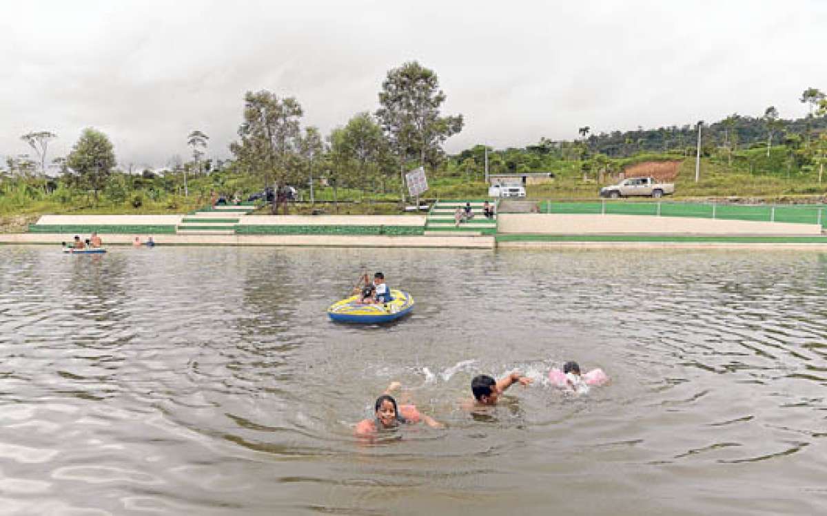 Un ba&ntilde;o refrescante en los diques es una pr&aacute;ctica cotidiana para decenas de turistas nacionales que arriban los fines de semana y los feriados a la capital de la provincia de Pastaza. FOTO: ROBERTO CHAVEZ.