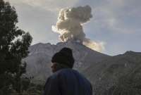 Caída de ceniza se registró en el volcán Ubinas.