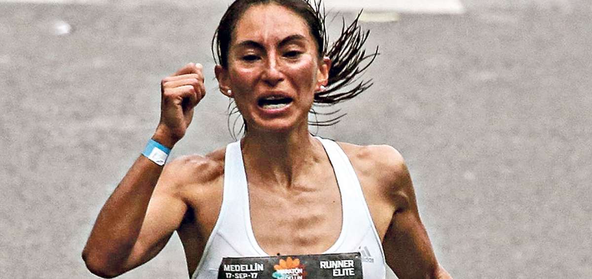 La capitalina Diana Landi Andrade en el momento en que cruza la meta de la media marat&oacute;n de Medell&iacute;n.    