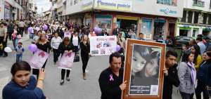 Familiares de Jaqueline Reinoso, con grupos feministas, marcharon por las calles de Loja para pedir justicia tras su muerte y la de su peque&ntilde;o hijo.
