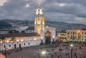 Quito tiene una población de 2.679.722 habitantes.