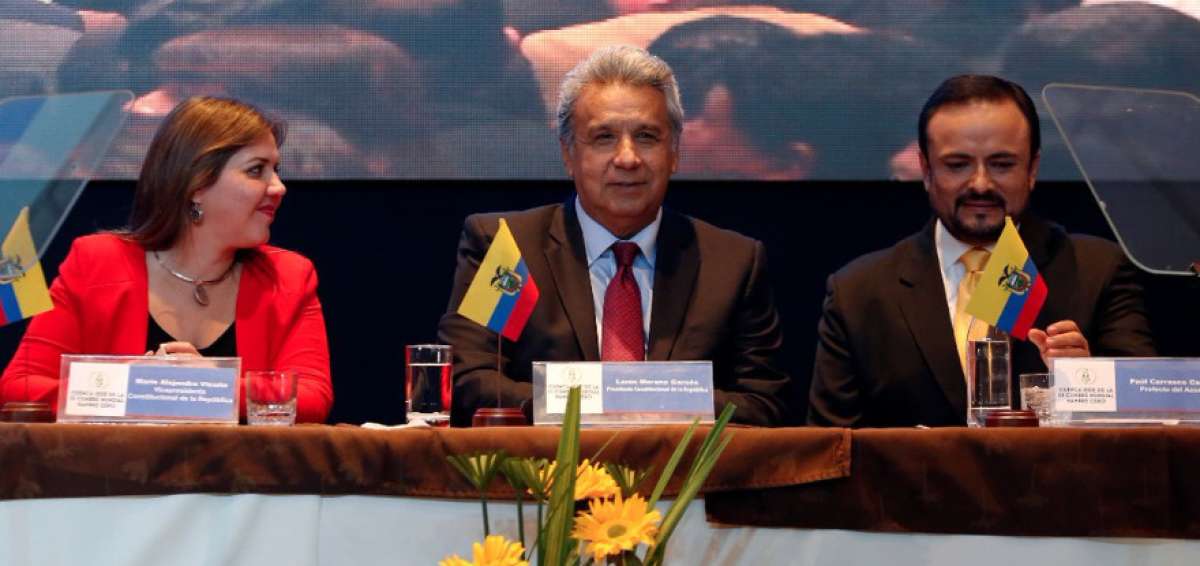 El presidente Len&iacute;n Moreno (c) participa en el acto junto con la vicepresidenta Mar&iacute;a Alejandra Vicu&ntilde;a (i) y el prefecto del Azuay, Pa&uacute;l Carrasco. 