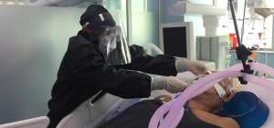 Los profesionales de la salud visitan a los pacientes en el &aacute;rea de cuidados intensivos para conocer su evoluci&oacute;n.  