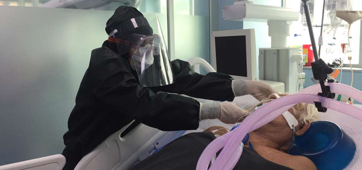 Los profesionales de la salud visitan a los pacientes en el &aacute;rea de cuidados intensivos para conocer su evoluci&oacute;n.  