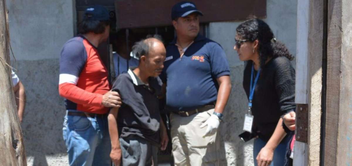 Funcionarios de Trabajo Social asiste a una persona que viv&iacute;a en condiciones deficientes.