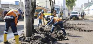 Personal y maquinaria retiran lodo y escombros que dejaron las lluvias en Pomasqui