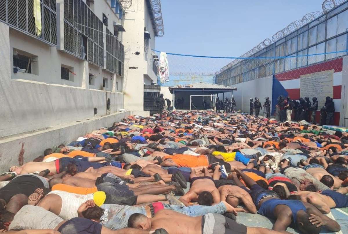 La Policía Nacional realizó un operativo para retomar el control de la Penitenciaría del Litoral.