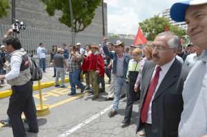 Los manifestantes llegaron hasta la Asamblea Nacional. Entre los dirigentes estaba Ciro Guzm&aacute;n (corbata). Foto: Santiago Aguirre / El Tel&eacute;grafo