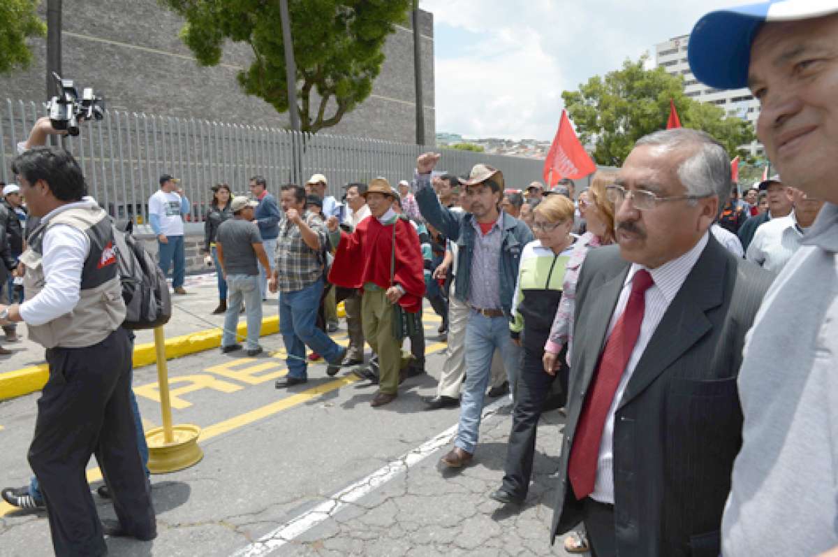 Los manifestantes llegaron hasta la Asamblea Nacional. Entre los dirigentes estaba Ciro Guzm&aacute;n (corbata). Foto: Santiago Aguirre / El Tel&eacute;grafo