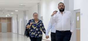 El abogado Jos&eacute; Massuh lleg&oacute; a la audiencia de formulaci&oacute;n de cargos junto a los padres de una de las presuntas v&iacute;ctimas del delito de violaci&oacute;n.