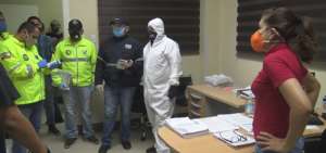 Dentro del allanamiento en Babahoyo, la Fiscal&iacute;a provincial incaut&oacute; un CPU y documentos de tr&aacute;mites de procesos de compras p&uacute;blicas.