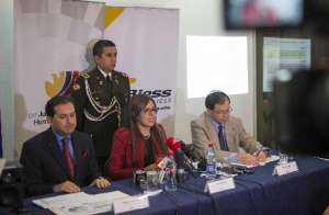El presidente del directorio del IESS, Hugo Villacr&eacute;s (i), explic&oacute; que el pr&eacute;stamos podr&aacute; hacerse efectivo en un m&aacute;ximo de 72 horas. Foto: Karly Torres / El Tel&eacute;grafo