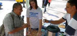 Los transe&uacute;ntes del centro de Guayaquil degustaron de forma gratuita el caf&eacute; o &lsquo;tintico&rsquo; colombiano.