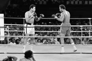 Muhammad Ali venci&oacute; a George Foreman y recuper&oacute; en ese entonces el t&iacute;tulo mundial de pesos pesados. Foto: AFP