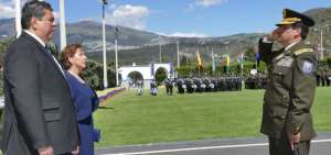 El ministro Mauro Toscanini (i) saluda al nuevo comandante de la Polic&iacute;a, Nelson Villegas. 