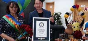Consuelo Pastor, madre S&iacute;mbolo, y Frank Borys Gualsaqu&iacute;, alcalde de Pedro Moncayo, muestran el certificado del r&eacute;cord Guinness. 
