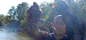 Ocho horas entre el lodo, fr&iacute;o y silencio del manglar para recolectar cangrejos
