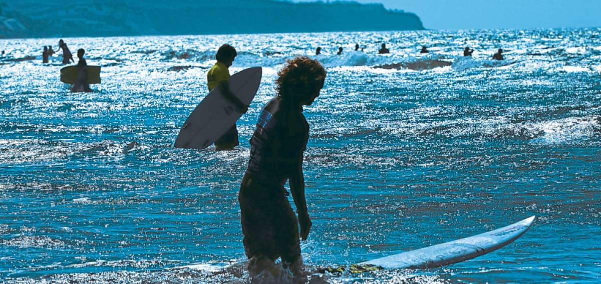 Unos surfistas ingresan al mar para participar en las pruebas de exhibici&oacute;n. La camarader&iacute;a marc&oacute; el ambiente en la jornada inaugural. Foto: Rodolfo P&aacute;rraga / El Tel&eacute;grafo