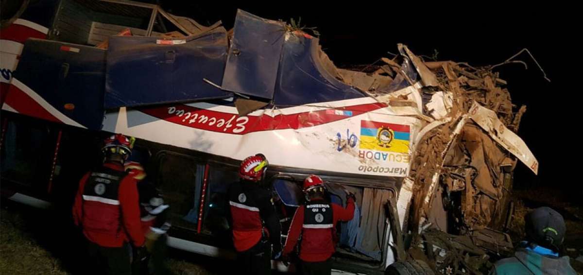 Un bus de la cooperativa Loja cay&oacute; en un abismo a las 03:13 de este lunes.